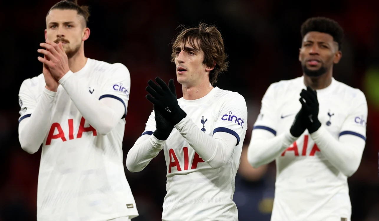 Radu Drăgușin (stânga) a jucat primul său meci în Premier League (FOTO: EPA)