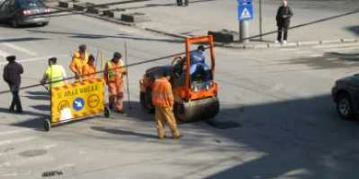 Cârpelile gropilor din oraş se face la foc continuu, foto Dora Sider