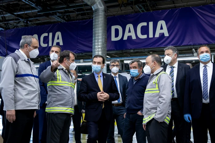 Ludovic Orban la fabrica Dacia Mioveni FOTO gov.ro