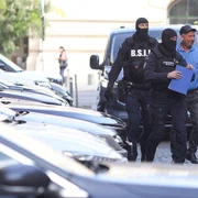 Persoane sunt aduse de către polițiști la sediul Direcției Generale de Poliție a Municipiului București în dosarul legat de violențele de la protestul din Piața Victoriei din data de 15 septembrie 2026  Inquam Photos / George Călin