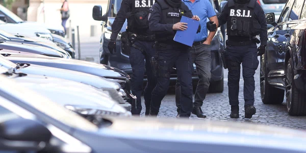 Persoane sunt aduse de către polițiști la sediul Direcției Generale de Poliție a Municipiului București în dosarul legat de violențele de la protestul din Piața Victoriei din data de 15 septembrie 2026  Inquam Photos / George Călin