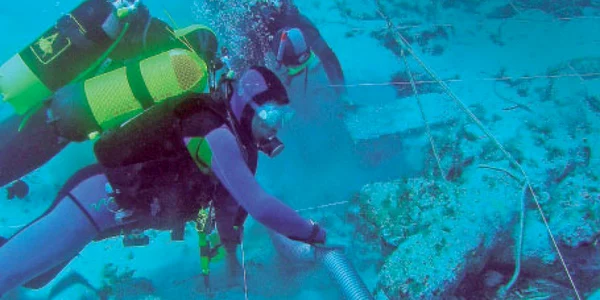 Scafandrii Oceanic Club cercetează una dintre multele epave din Marea Neagră care-i atrag pe căutătorii de comori  