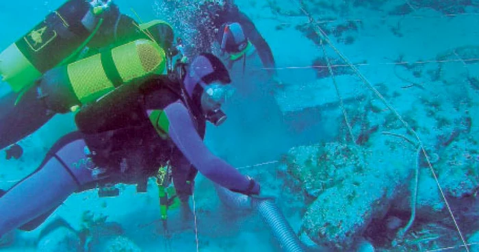 Scafandrii Oceanic Club cercetează una dintre multele epave din Marea Neagră care-i atrag pe căutătorii de comori