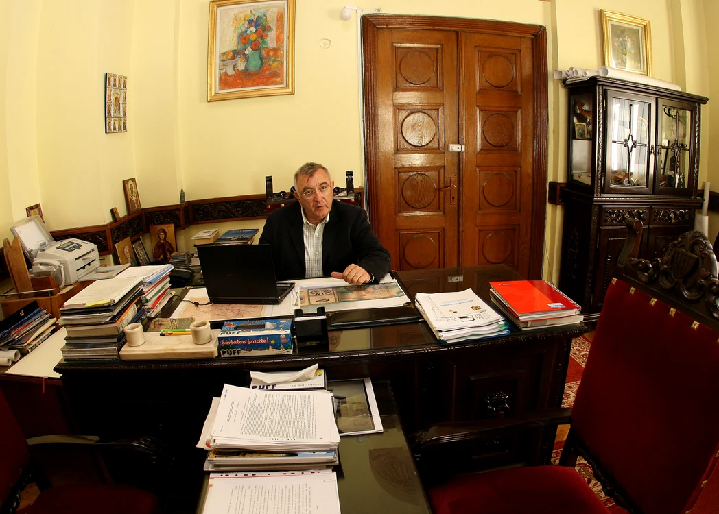 Octombrie 2008. Pe biroul lui Andrei Chiliman era o harababură de nedescris (foto: Sever Gheorghe)