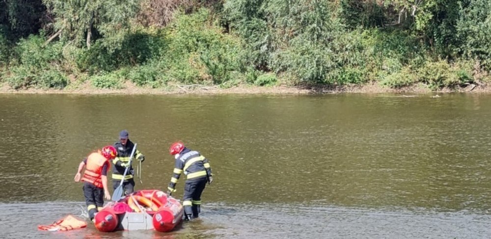 Femeie găsită moartă în apele râului Someș. Trupul tinerei de 20 de ani, pe jumătate dezbrăcat, a fost adus la mal de pompieri