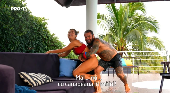 Bianca s-a agățat de o canapea pentru a rezista asaltului lui Alin Chirilîă FOTO Captură Pro TV