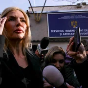 Laura Vicol iese din arestul central (Serviciul Independent de Reținere și Arestare Preventivă) București. FOTO Inquam Photos / Octav Ganea