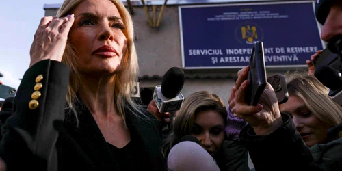 Laura Vicol iese din arestul central (Serviciul Independent de Reținere și Arestare Preventivă) București. FOTO Inquam Photos / Octav Ganea
