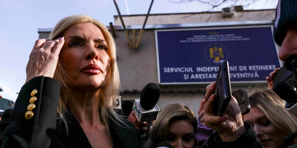 Laura Vicol iese din arestul central (Serviciul Independent de Reținere și Arestare Preventivă) București. FOTO Inquam Photos / Octav Ganea