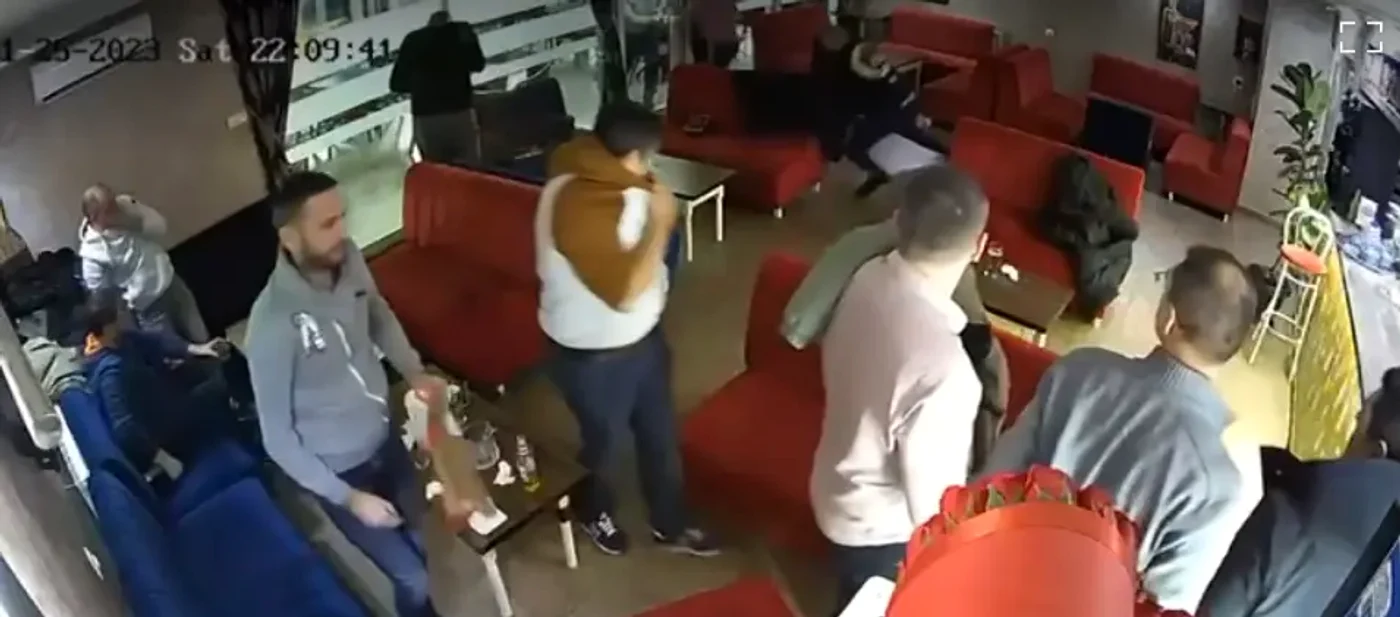 Momentul în care agresorul pulverizează spray lacrimogen în bar FOTO captură video
