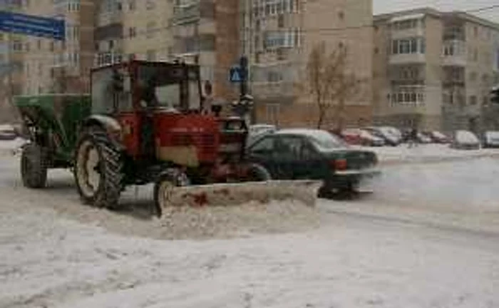 S-au format adevăraţi munţi de zăpadă murdară, plină de nisip, pietriş şi clorură de magneziu, în faţa staţiei de la Corlăteşti