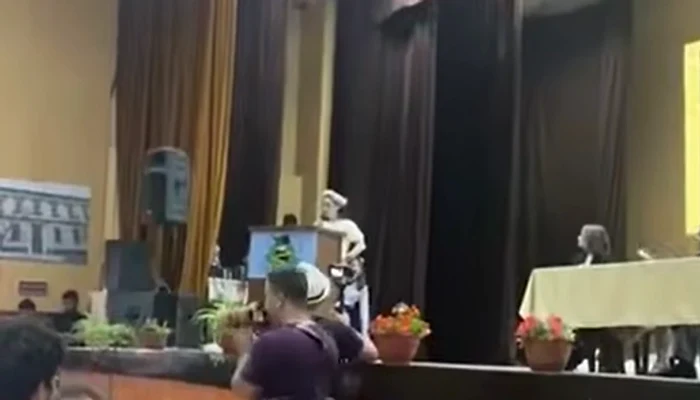 Discursul șefei de promoție din Ineu a stârnit multiple comentarii FOTO: captura video