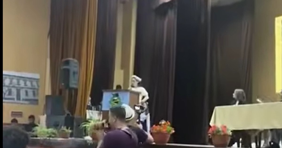 Discursul usturător al unei șefe de promoție: „Şcoala ne-a învățat cum să fim superficiali și ipocriți, nu să ne dezvoltăm etic și moral”
