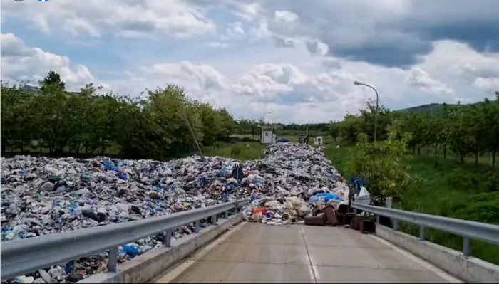 Munţi de gunoaie depozitate sub cerul liber la o rampă ecologică din Urlaţi FOTO Captură Facebook/Octavian Berceanu