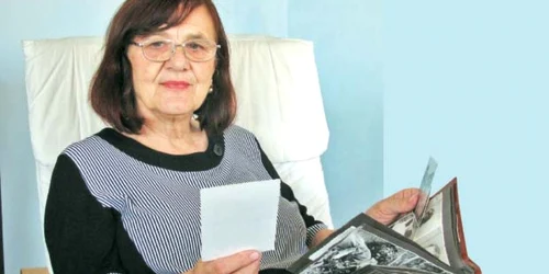 Cornelia Fetea răsfoieşte un album cu fotografii de dinaintea deportării 
