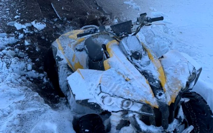 ATV-ul tinerilor a rămas blocat în zăpadă. Foto IJJ Argeş