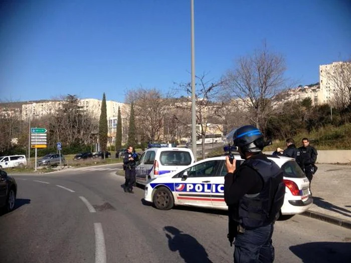 Atacatorii au tras cu arme Kalaşnicov în şeful poliţiei din Marseillefoto: AP