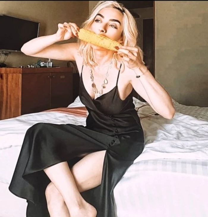 
    Loredana  savurează  porumbul  pe plajă  