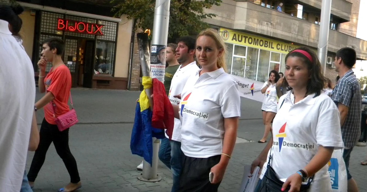 Tinerii din PDL Prahova au purtat „Flacăra Democrației“ prin centrul orașului. Foto Dana Mihai