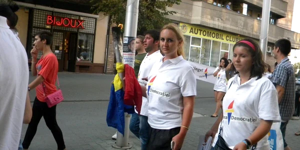 Tinerii din PDL Prahova au purtat „Flacăra Democrației“ prin centrul orașului. Foto Dana Mihai
