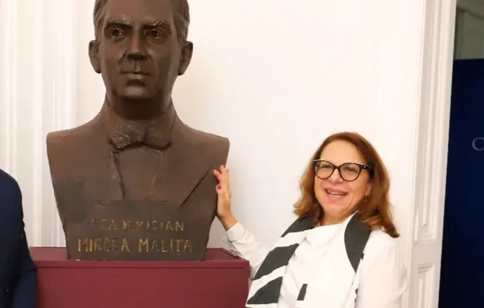 Elena Miorița Malița lângă bustul lui Mircea Malița. FOTO Facebook Radu Drăgușin