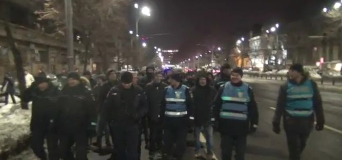 Jandarmii îi însoțesc pe protestatari