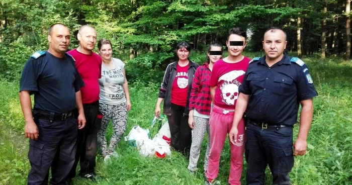 Familia, din localitatea Comişani, formată din 3 adulţi şi 2 copii cu vârsta cuprinsă între 14 şi 40 de ani, a plecat în pădurea “Neaga” din Bucşani să culeagă ciuperci