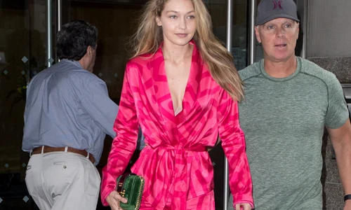 Gigi Hadid quitte son hôtel et se rend dans un salon d'essayage à New York jpeg