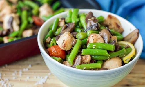 Salata rece cu  fasole verde si piept de pui  Sursa foto shutterstock 633823160 jpg