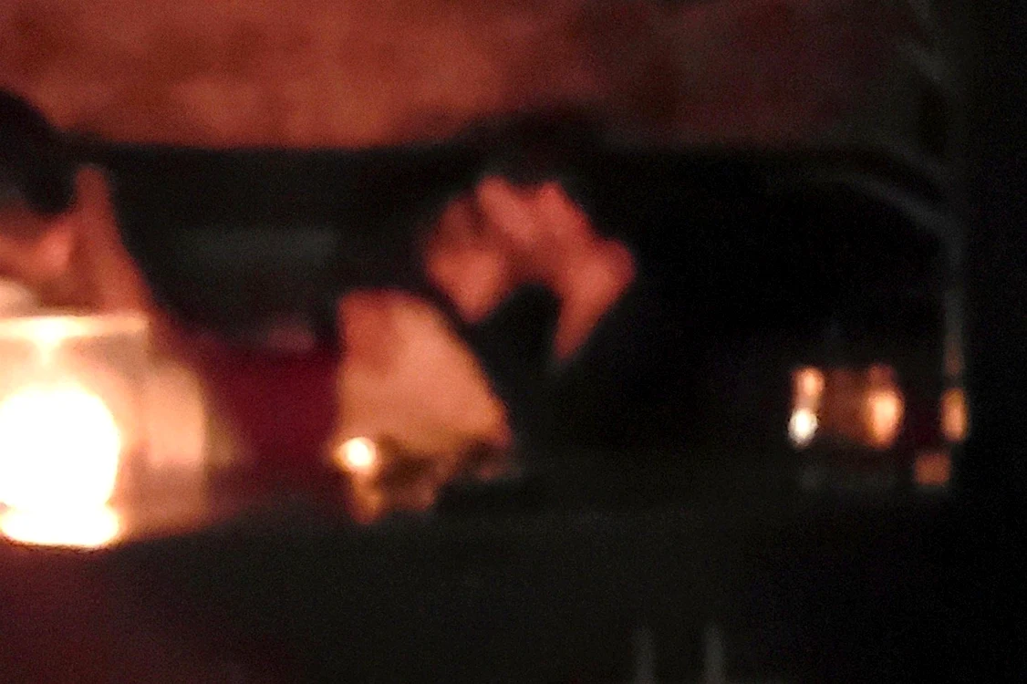 Kate Beckinsale s-a sărutat cu tinerelul Jack Whitehall