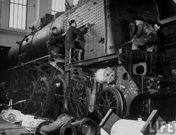 Locomotivă Malaxa pe linia de ansamblare FOTO george-damian.ro