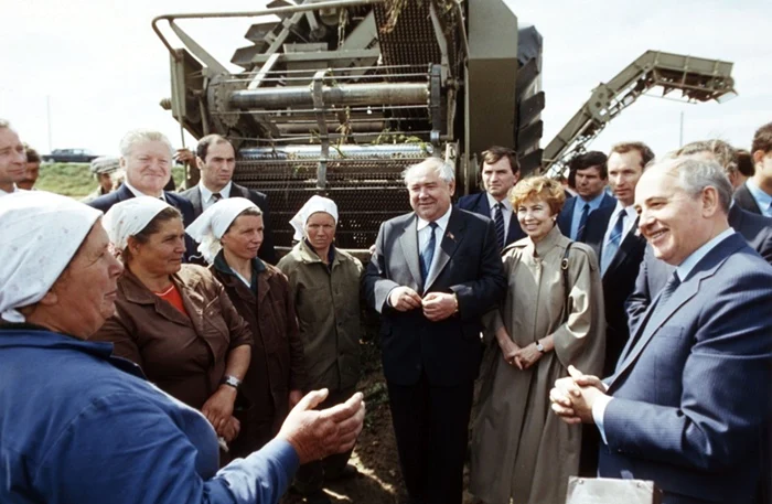 Mihail S. Gorbaciov în vizită de lucru în agricultura URSS