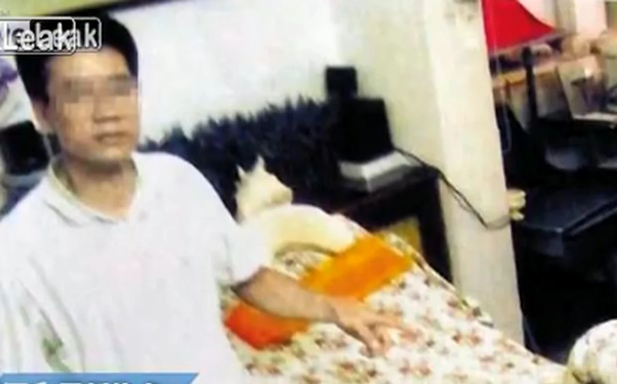
    Medicul chinez folosea elemente din medicina tradiţională într-un stil propriu.  