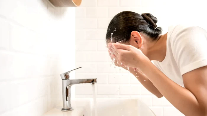 De ce nu este recomandat să te speli pe față cu apă foarte rece.