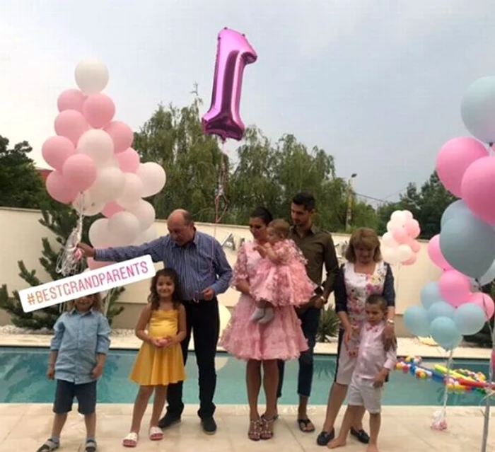 De la petrecerea de un an a Anastasiei nu au lipsit bunicii, Traian şi Maria BăsescuFoto: arhivă personală