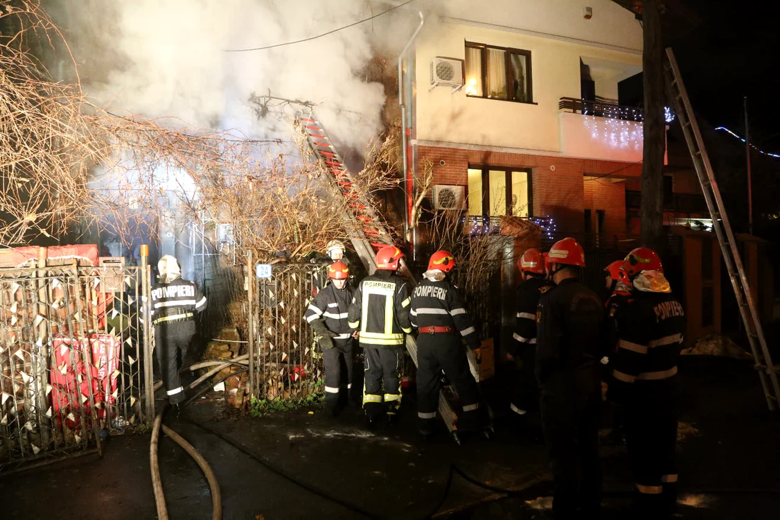 La faţa locului au acţionat pompierii Detaşamentului Dămăroaia.