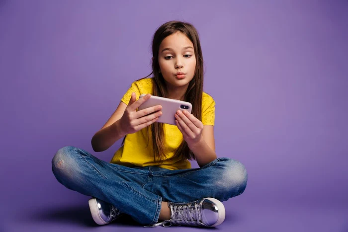 Vârsta minimă pentru a intra pe rețelele de socializare va fi de 15 ani Foto: Shutterstock 