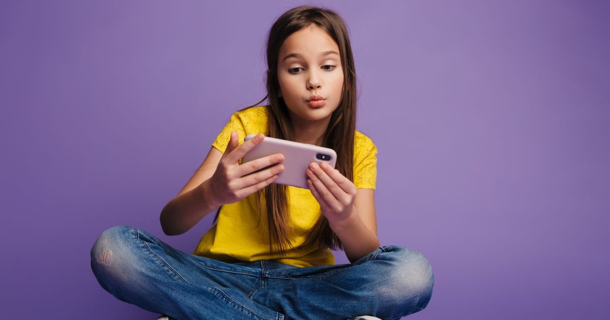 Confiscarea telefonului: Cum reacționează adolescentul când părinții îi iau mobilul?