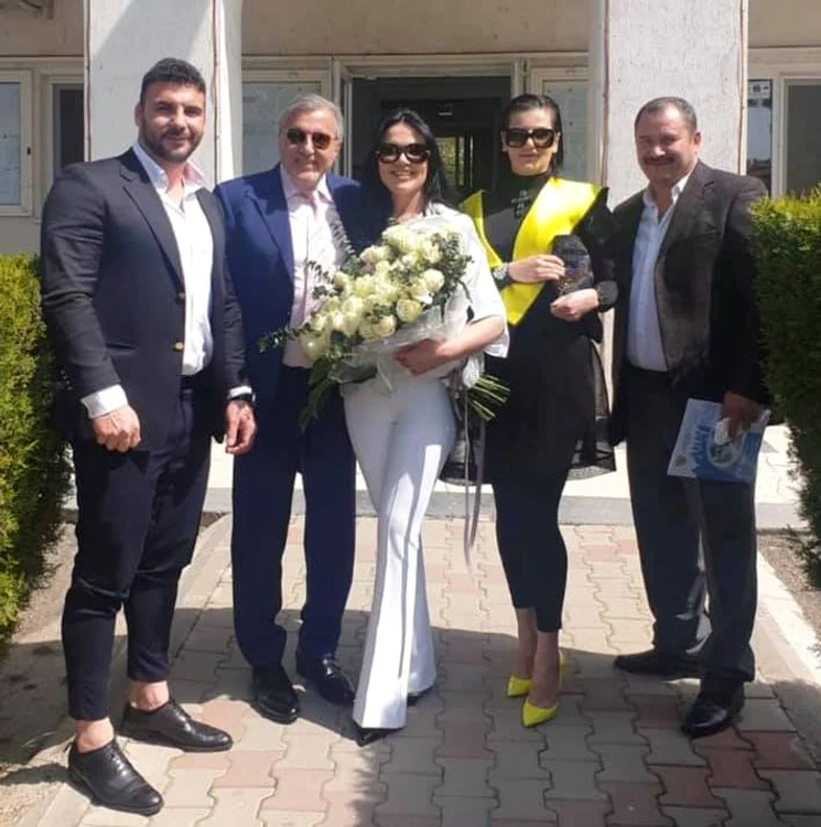Costum alb şi trandafiri albi: asta a ales Ioana Simion pentru ziua cea mare