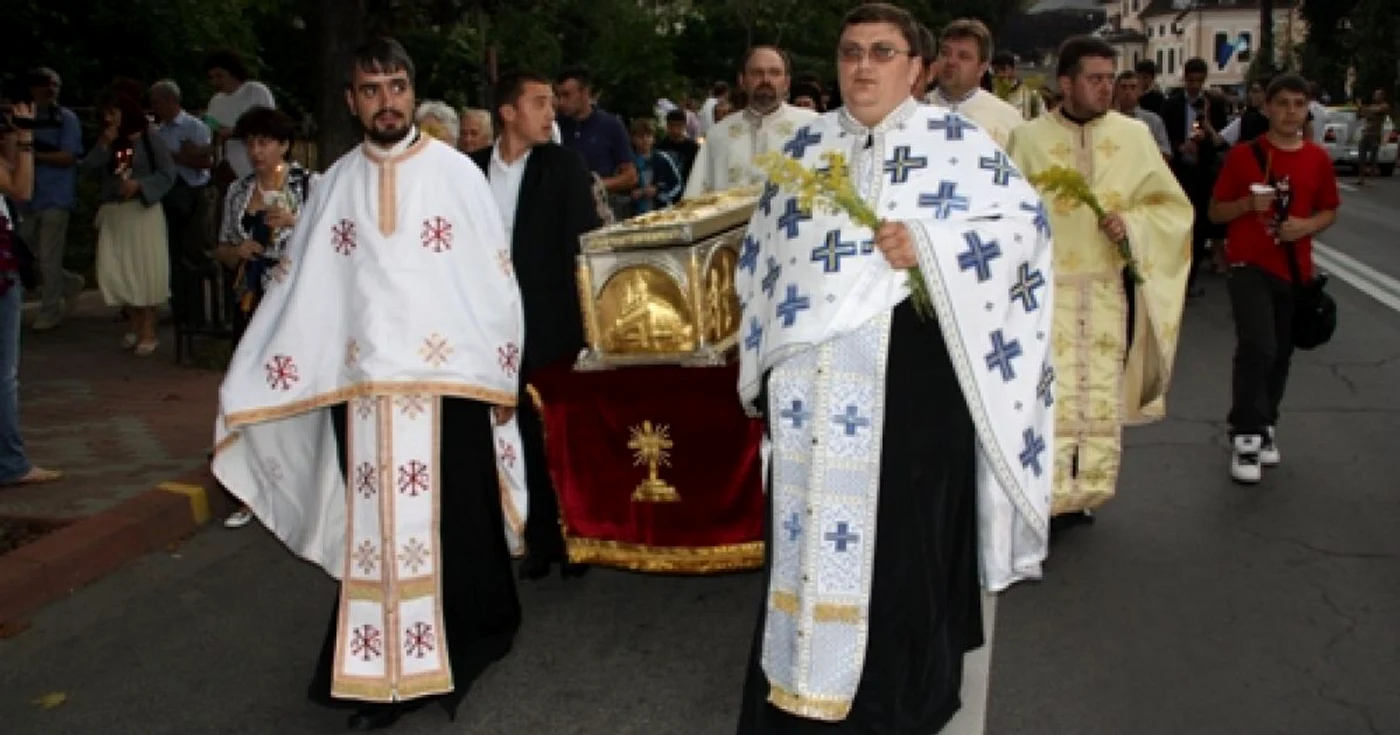 Racla cu sfintele moaște a fost purtată de preoți pe traseul procesiunii