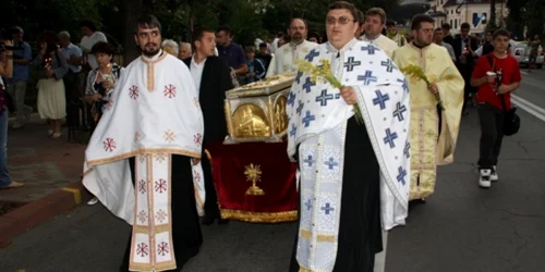 Racla cu sfintele moaște a fost purtată de preoți pe traseul procesiunii