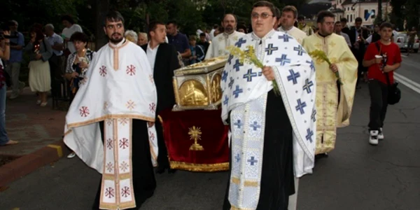 Racla cu sfintele moaște a fost purtată de preoți pe traseul procesiunii