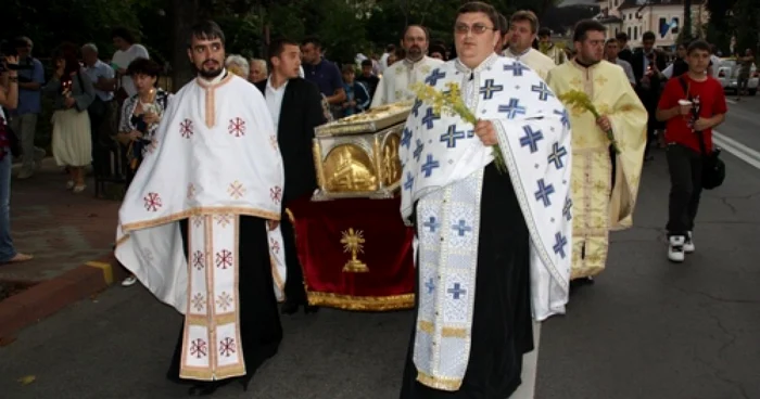 Racla cu sfintele moaște a fost purtată de preoți pe traseul procesiunii