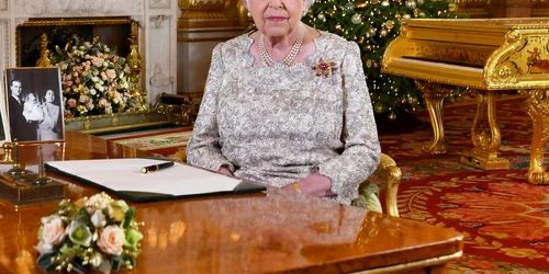 Regina Elisabeta a Marii Britanii transmite mesajul anual de Crăciun din salonul alb de la Palatul Buckingam din Londra. FOTO Guliver-Gettyimages