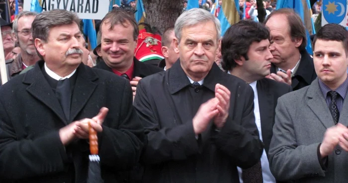 László Tőkés (centru) a participat la mitingul de la Târgu-Mureş. FOTO Alexandru Ramadan