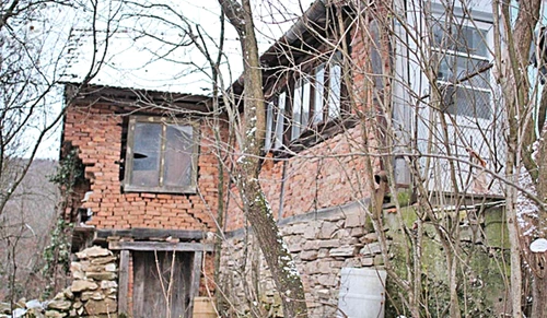 Veche de peste un secol, casa stă să cadă