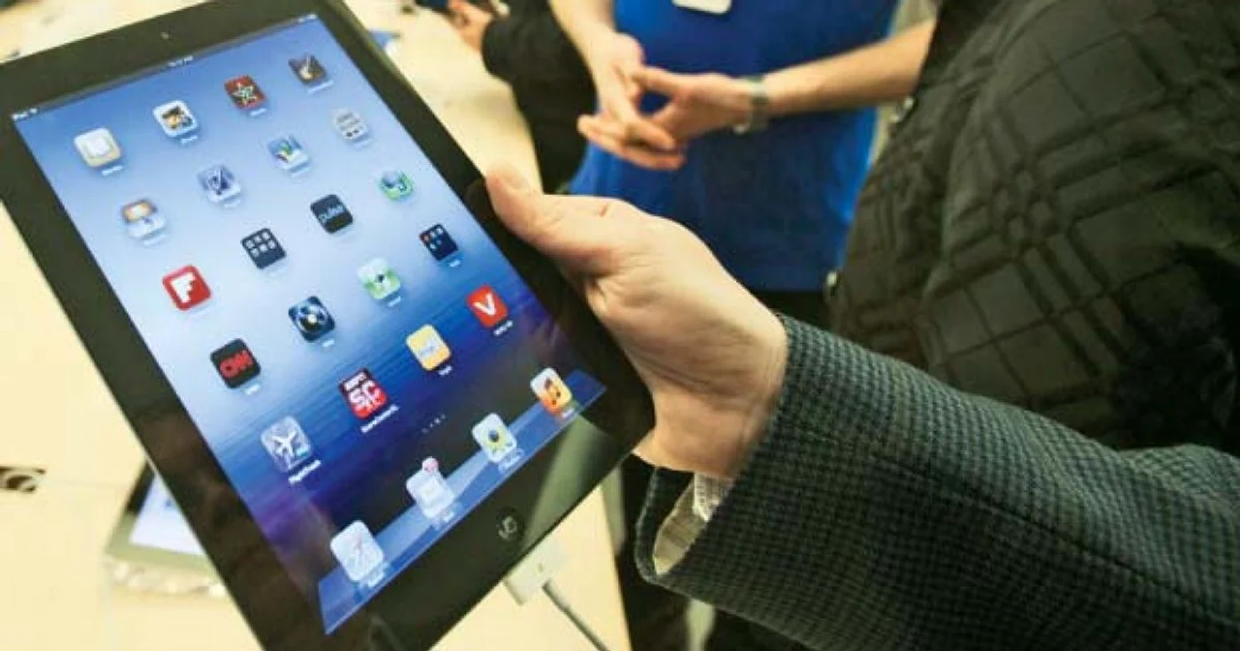 Fanii Apple s-au înghesuit în magazinele companiei pentru a-şi cumpăra noua tabletă 
