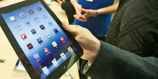 Fanii Apple s-au înghesuit în magazinele companiei pentru a-şi cumpăra noua tabletă 