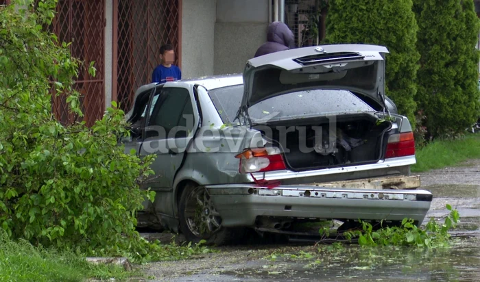 Accidentul s-a produs din cauza lipsei de experienţă şi a carosabilului umed