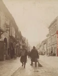 Vedere din Strada Porții de jos, spre Biserica Neagră, foto circa 1898, Arhivele Naționale Brașov, Colecția de fotografii și vederi. În dreapta este intrarea în curtea în care a funcționat atelierul lui Carl Muschalek (©  Muzeul de Etnografie Brașov)